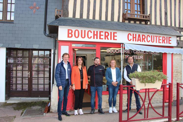 Xavier Charles, conseiller départemental et Nathalie Porte, conseillère régionale, sont venus rencontrer Alexis Letourneur, installé en tant que boucher-charcutier depuis neuf mois et demi à Méry-Bissière-en-Auge. Le maire, Christophe Petit, était également présent.