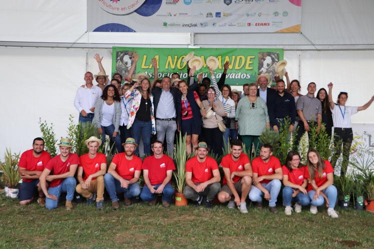 Photo de famille pour les bénévoles. Sans eux, rien n'est possible. Le montage, les animations, le démontage... Ils sont une cinquantaine de motivé(e)s, en plus des jeunes de la MFR et des JA.