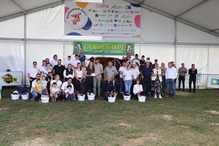 Photo de famille pour les éleveurs présents à Vachement Caen. Au-delà du concours de Normandes, des présentations de races ont eu lieu.