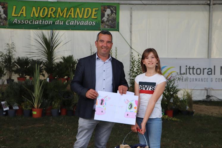 C'est Lisette, 10 ans (Ferme du Suard à Criqueville-en-Bessin) qui remporte le concours de dessins organisé par la FDSEA du Calvados. Son dessin sera la prochaine affiche de Vachement Caen 2025.