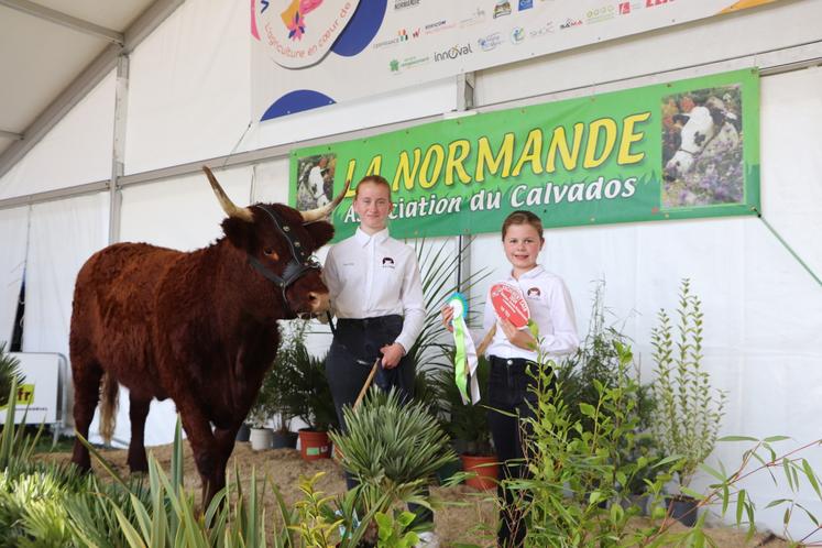 Héloïse (à gauche) a remporté le premier prix de la section 15-18 ans du concours des jeunes présentateurs.