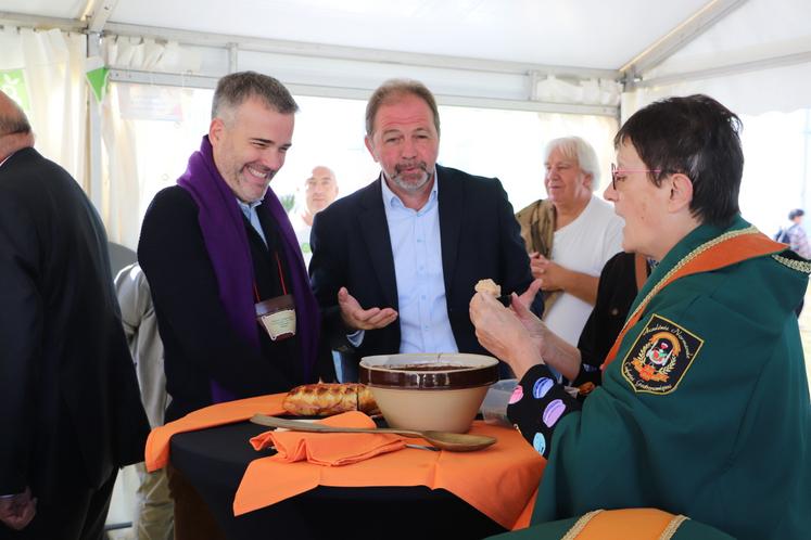 Stéphane Bredin, préfet du Calvados, et Jean-Yves Heurtin, président de la Chambre d'agriculture du Calvados, savourent la teurgoule.