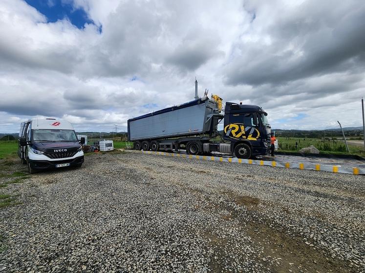 Avant de repartir, les camions passent par une phase de décontamination sur site.