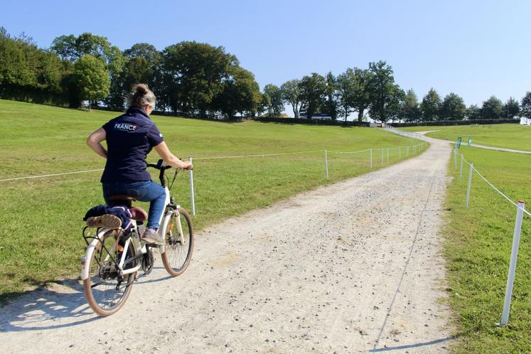 Le vélo, l'outil indispensable pour traverser le Haras (après le cheval).