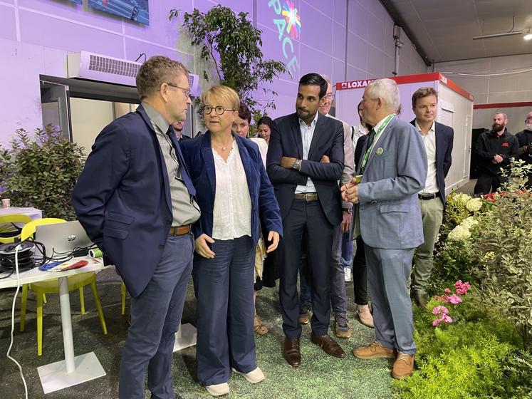 Pascal Orvain, président de l'Os Normand, en discussion avec la maire de Rennes, Nathalie Appéré, qui accueillera le concours national Normand les 28, 29 et 30 mars 2025.