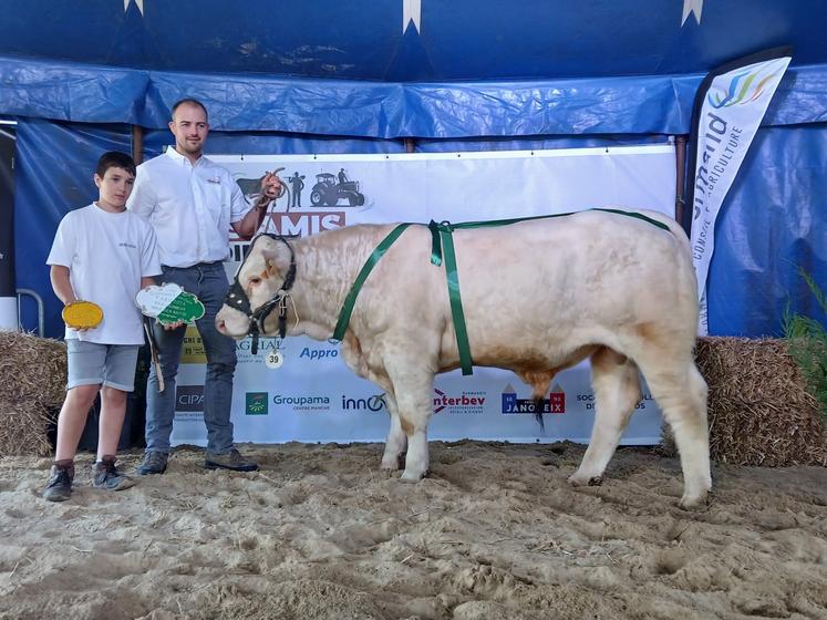 Le Gaec Maguet James rafle le prix d'honneur bien naître, ici avec Univers, mais aussi le prix d'ensemble veaux mâles.