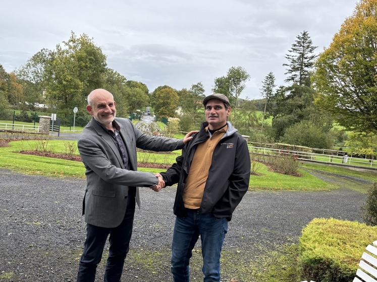 Dany Toussaint, directeur du lycée agricole de Saint-Lô Thère, a accueilli le 1er octobre, le nouveau directeur de l'exploitation, Xavier Crocqueveille.