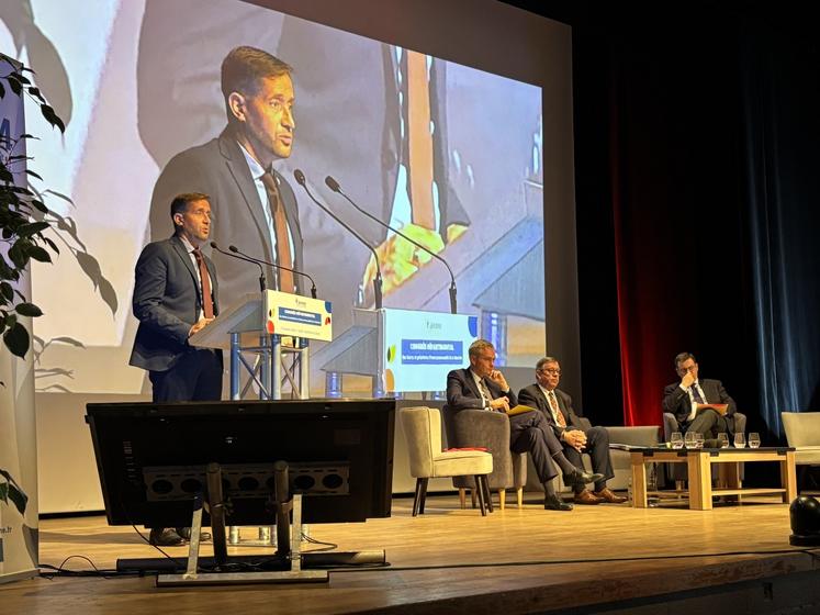 "Non, les collectivités locales ne sont pas responsables du déficit de la France." C'est le message que Charly Varin, a martelé devant un parterre d'élus, et aux côtés de David Marguerite, vice-président de la région Normandie et Jean Morin, président du Département de la Manche.