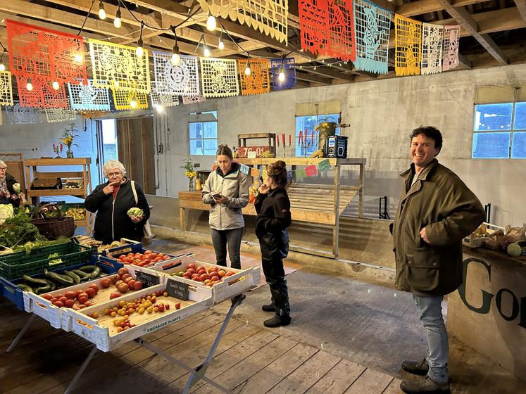 La vente des légumes à la ferme est un circuit de commercialisation que Matt Bakker a longtemps pratiqué sur sa ferme en Australie. Dorénavant, il préfère préparer des colis de légumes que les clients récupèrent.