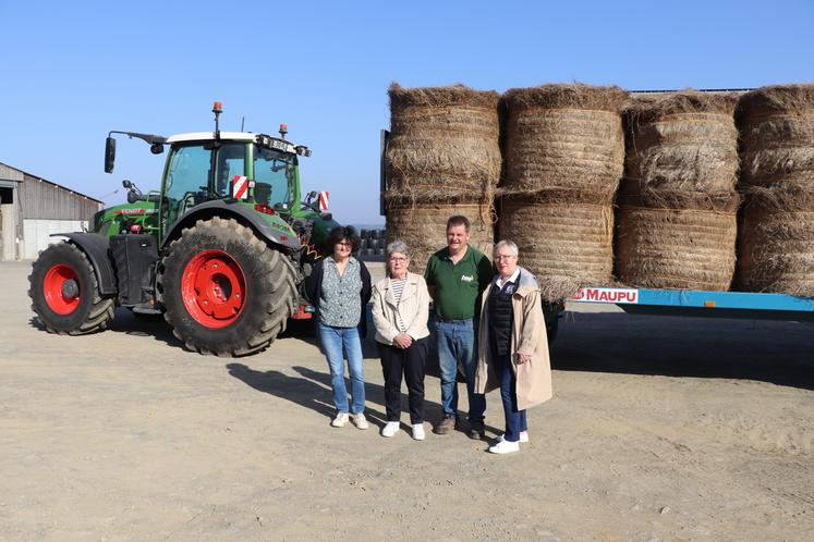 Anne Meyer, exploitante ; Maryvonne Guibout, maire de Pont-d'Ouilly ; Vincent Meyer, agriculteur et Sylvie Grenier, conseillère régionale ont fait le tour de la ferme et du parc matériel de l'ETA, jeudi 19 septembre 2024. Le couple a ainsi pu recevoir la Région Normandie qu'il sollicite pour moderniser son parc matériel.