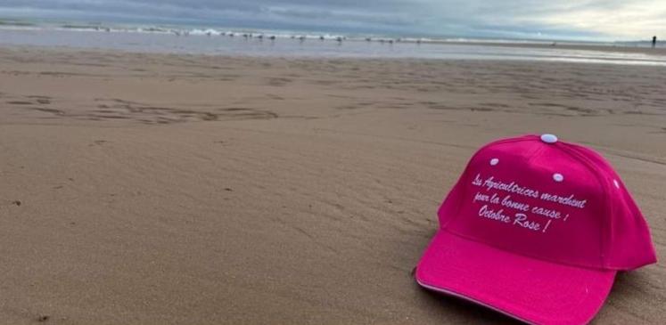 Tous les participants se sont vus remettre une casquette rose à l'effigie de l'édition. L'accessoire, imaginé en local, a été floqué de la mention "Les agricultrices marchent pour la bonne cause".