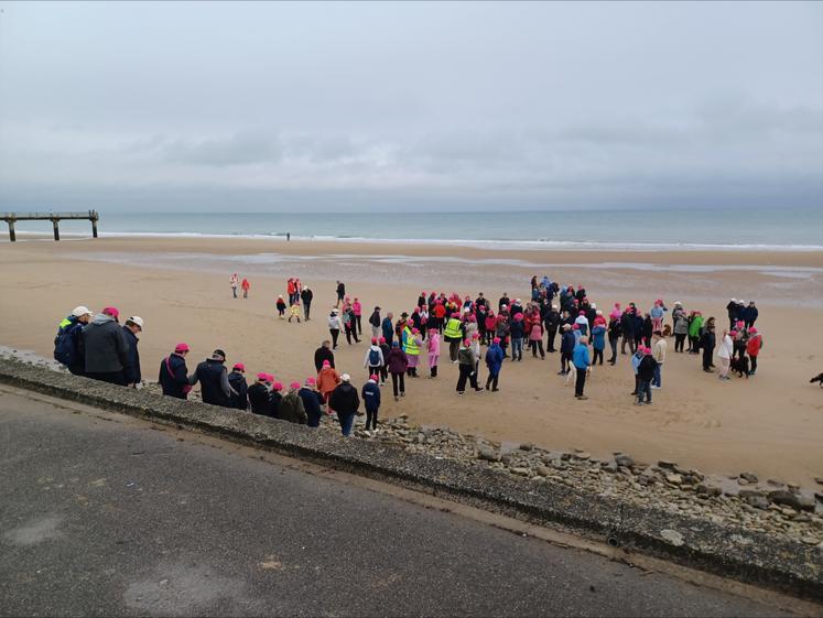 La vague rose a rejoint le sable beige des côtes normandes. Au total, 160 personnes ont fait le déplacement.