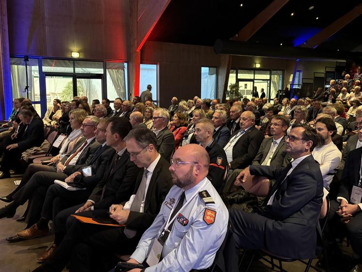 Pas moins de 400 élus (maires et adjoints, présidents d'intercommunalité) ont participé à l'assemblée générale de l'association des maires de la Manche.
