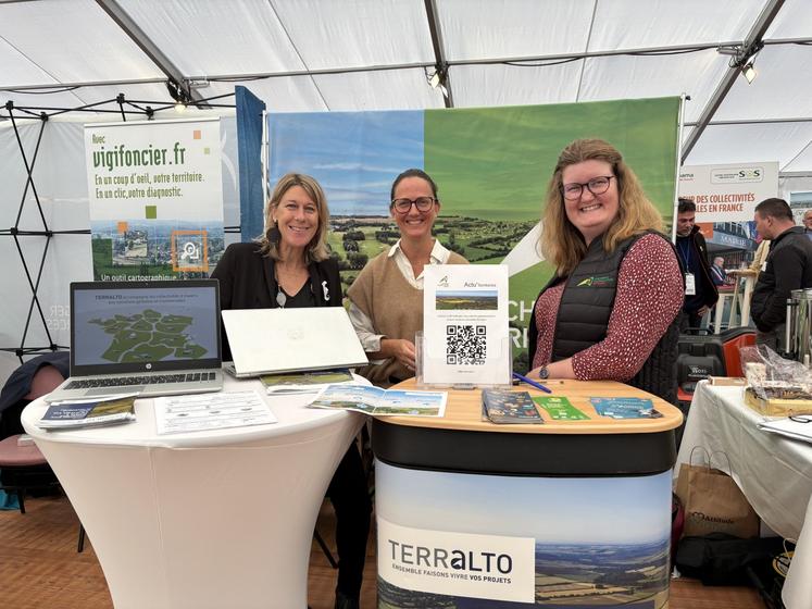 Nadège Mahé, vice-présidente de la Chambre d'agriculture de la Manche, entourée de collaboratrices, Anita Durand et Claire Lamarre, ont échangé sur de multiples sujets avec les élus.