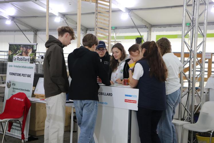 Les élèves du lycée agricole du Robillard étaient aussi présents à l'espace ferme du Fêno pour renseigner les visiteurs, dont les scolaires.