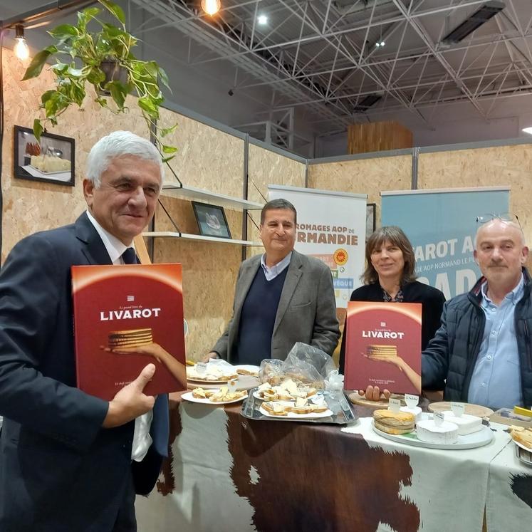 Hervé Morin a découvert l'ouvrage au Fêno, en présence de Bruno Lefevre, président de l'ODG livarot et Émilie Fléchard, présidente de l'association et Olivier Touzé, président de l'ODG pont-l'évêque.