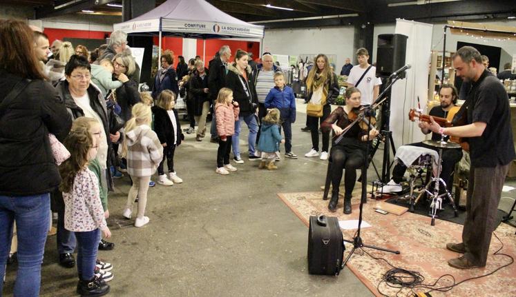 L'ambiance du marché de producteurs était gérée par un groupe de musique.