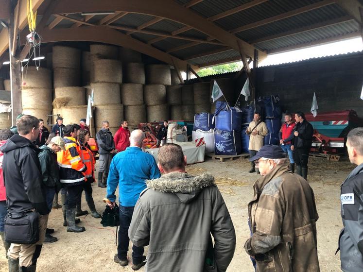 L'idée de conduire des actions de terrain délocalisées émane de la FDSEA et des JA de la Manche, à laquelle les représentants de l'État participent pour échanger avec les agriculteurs adhérents.