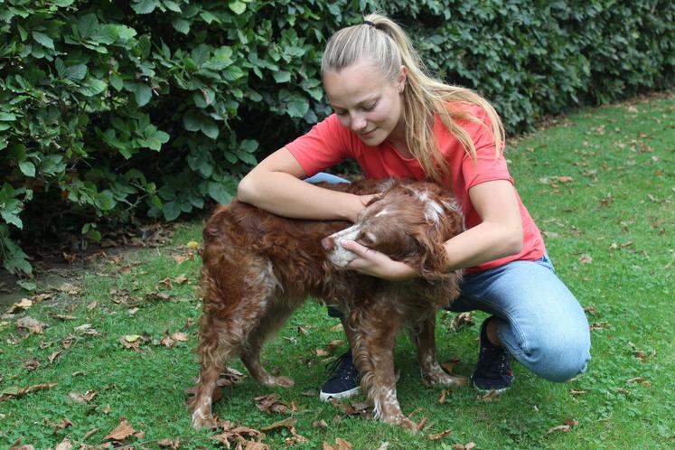 "Les chiens et chats, c'est ce que je préfère", admet-elle, même si l'activité rurale est aussi source de satisfaction pour l'entrepreneuse de 22 ans.