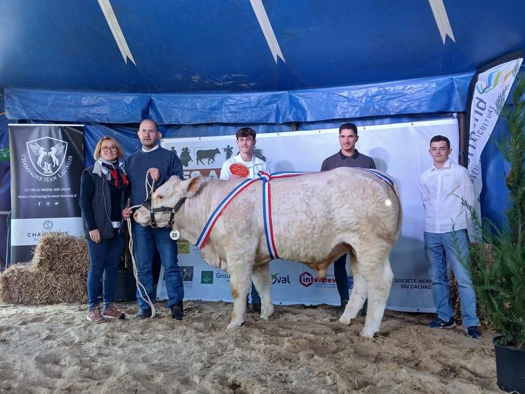 Umour de chez Cyril Dollion (61) a gagné le prix d'honneur mâle d'automne pour le plus grand plaisir de ses éleveurs.