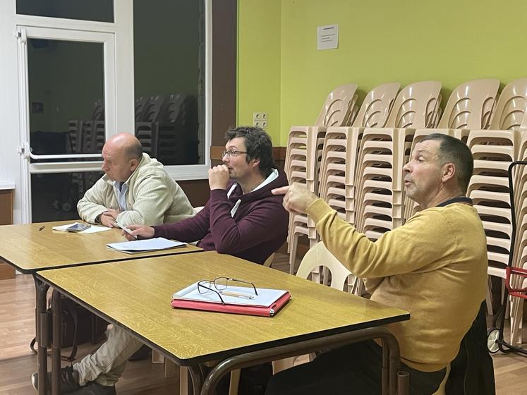 Yannick Morin, président de l'Union syndicale de Percy, et Ludovic Blin, président de l'Union syndicale de Villedieu, ont accueilli Nicolas Dumont, en charge de l'expropriation et l'urbanisation au sein de la FDSEA de la Manche.