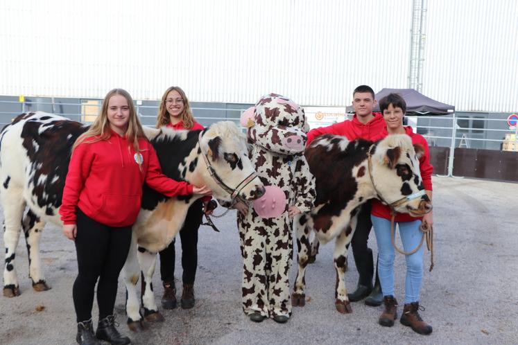 Des étudiants du lycée agricole du Robillard étaient présents en 2022 pour mettre en valeur la race Normande.