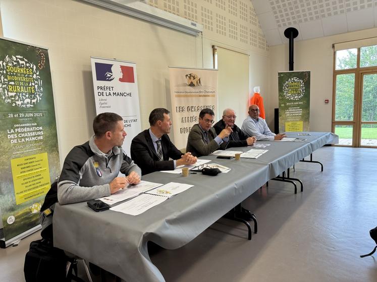 Le préfet de la Manche, Xavier Brunetière, entouré par Guillaume Barron, directeur de la DDTM, Guillaume Binet, de l'OFB, Gérard Bamas, président de la FDC, et David Guérin, directeur de la FDC.