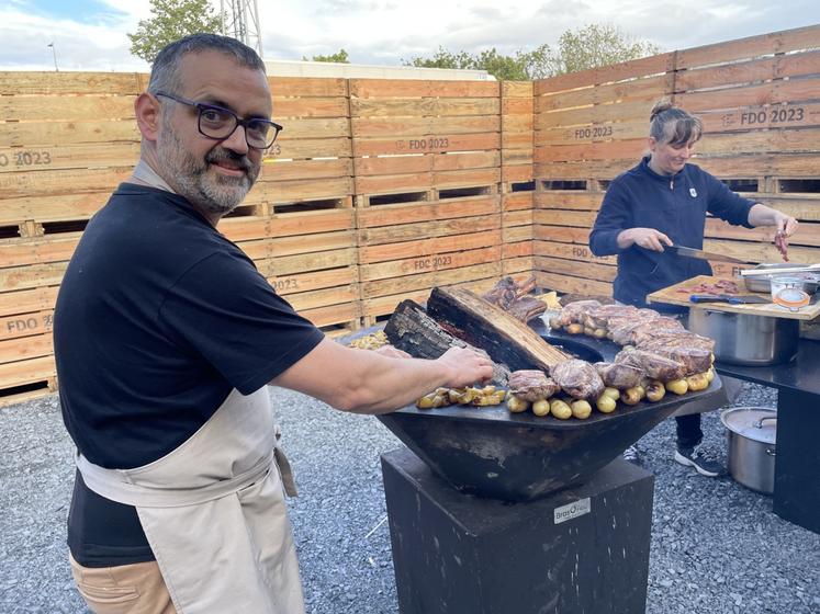 Le chef Paulo Ferreira, équipé de son brasero, a assuré la partie salée du cocktail dînatoire.