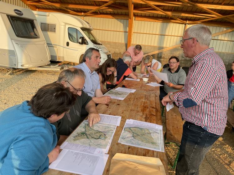 À plusieurs reprises, les agriculteurs se sont penchés sur les cartes de zonage à l'échelle de leur exploitation pour vérifier les informations répertoriées et dénoncer les anomalies.