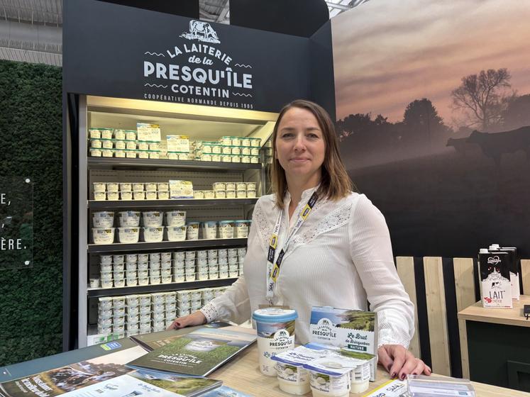 Pauline Grando, responsable marketing à la coopérative Maîtres laitiers du Cotentin, a présenté au Sial 2024 la toute nouvelle gamme de fromage frais.