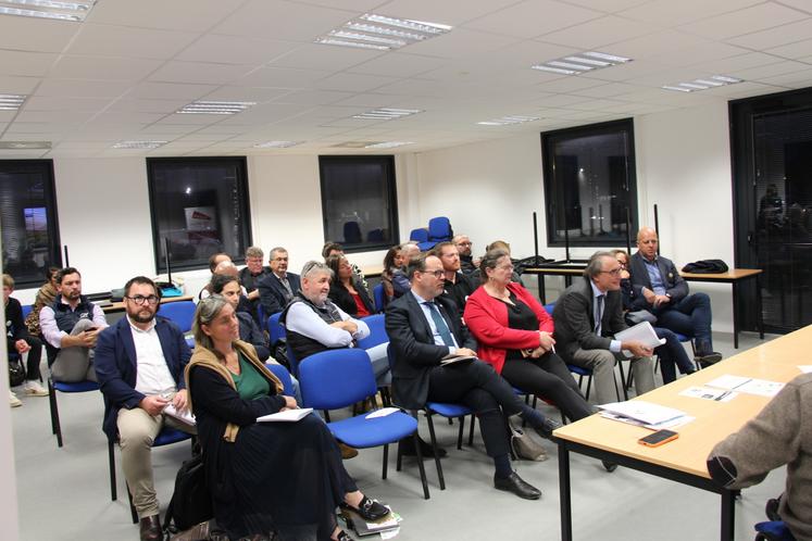 La région, des partenaires, la FRSEA et des élus étaient présents lors de cette réunion organisée par les JA Normandie. L'installation et la transmission des exploitations était le thème principal de la soirée.