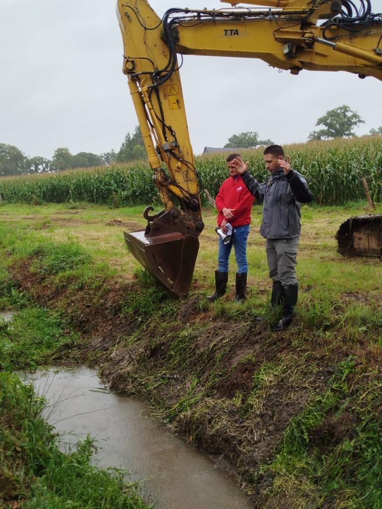 Guillaume Binet, directeur départemental de la Manche de l'OFB, aux côtés d'Étienne Cousin, secrétaire général des Jeunes agriculteurs de la Manche.