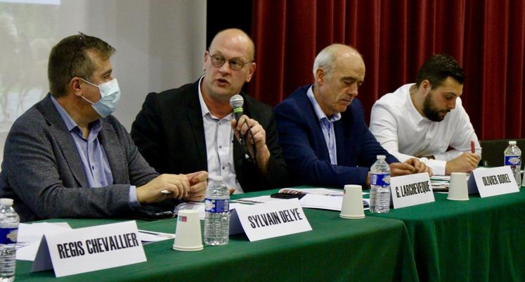 Sylvain Delye, président de la FDSEA61 ; Guillaume Larchevêque, vice-président de la Chambre d'agriculture ; Olivier Borel, président de la Caisse régionale du Crédit Agricole de Normandie et Armand Prod'Homme, co-président des JA 61.