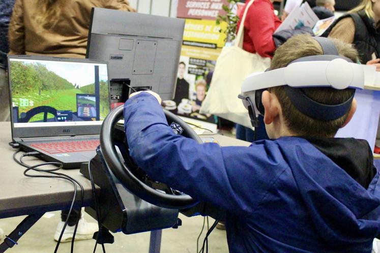 Une activité prisée par les plus jeunes : la conduite en tracteur avec un casque de réalité virtuelle.