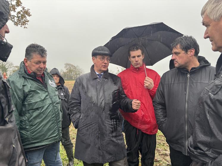 L'opération de curage du cours d'eau s'est faite sous les yeux du préfet de la Manche et de différents responsables des services de l'État.