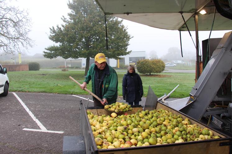 Après avoir chargé les 400 kg de pommes ramassés en famille le week-end précédent, les Lhomme sont repartis avec 267 litres de jus de pommes.