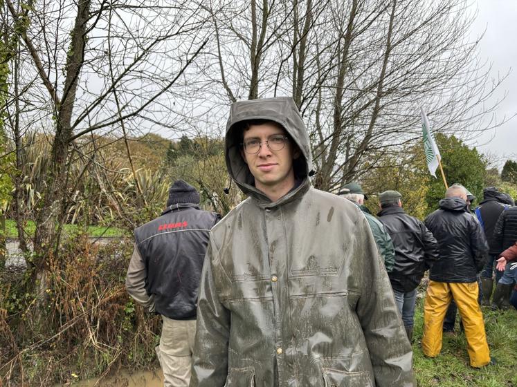 À 26 ans, François-Joseph Delaroque, aide familiale sur l'exploitation familiale, n'a jamais vu le bout de rivière entretenu.