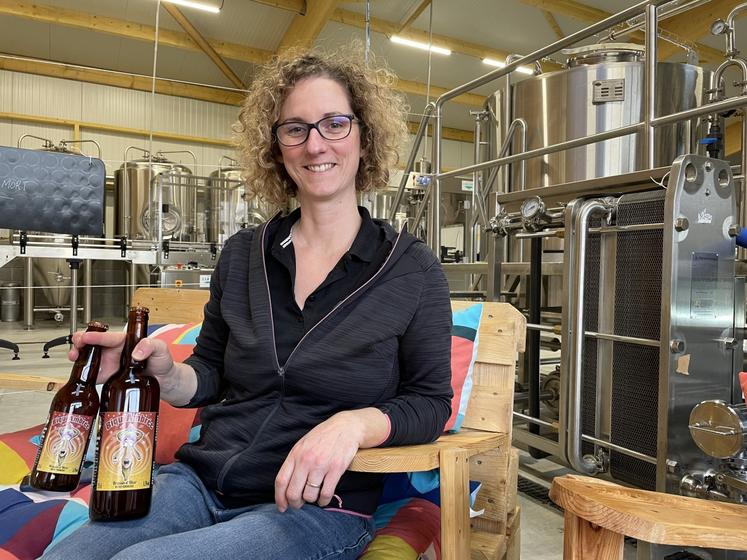 Sophie Burgerjon et son mari proposent des fromages de chèvres dans les casiers automatiques, qu'il est possible de déguster en boutique avec ses bières.