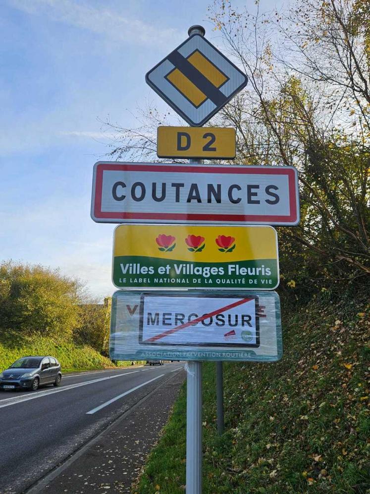 Après les entrées des villes, les agriculteurs ont apposé le "Mercosur" sur l'enseigne Leclerc ou encore Socopa.