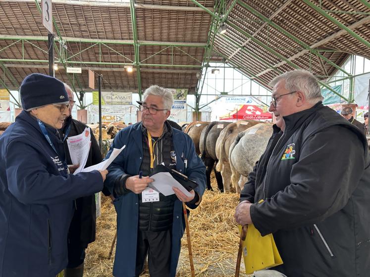 Le concours d'animaux a été orchestré par Jean-Yves Renard (à droite), président de la Fédération nationale des concours d'animaux de boucherie. Par trio, les jurés ont procédé au classement des animaux.