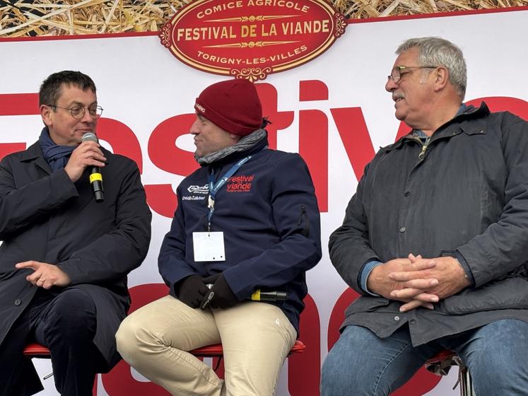 L'animateur entouré du préfet de la Manche et de Pascal Férey, président de la Chambre d'agriculture de la Manche.