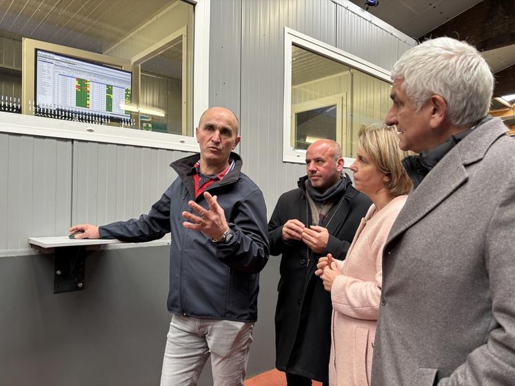 Les deux frères Colombier, installés à Sartilly-Baie-Bocage, ont expliqué à Hervé Morin, les derniers investissements réalisés au sein de l'exploitation : trois robots de traite pour leurs 150 vaches.