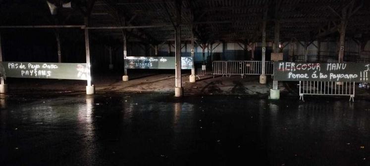 Après l'opération à Barneville-Carteret, les adhérents étaient chargés de faire le travail sur l'ensemble du territoire. Dans le sud Manche, le message a été apposé dans la nuit au marché couvert, qui a lieu le mardi matin.