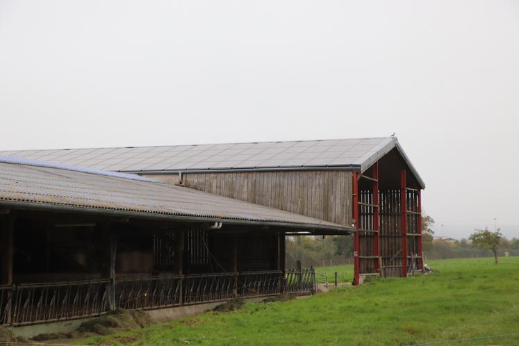 L'EARL dispose de 263 kWc de panneaux photovoltaïques qui alimentent en électricité l'atelier de transformation, le séchoir en grange et la ferme.