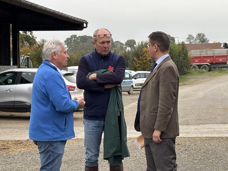 Xavier Quentin, vétérinaire, et président du GTV (Groupement technique vétérinaire) de la Manche, en discussion avec Hervé Marie, président du GDS et Xavier Brunetière, préfet de la Manche.