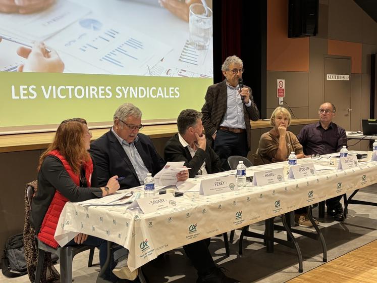 Gérard Bédouin entouré de Vanessa Vimond (JA), Pascal Férey (Chambre d'agriculture), Jean-Michel Hamel (FDSEA), Patrick Poullain et Catherine Guérault, respectivement secrétaire et vice-présidente de la section.