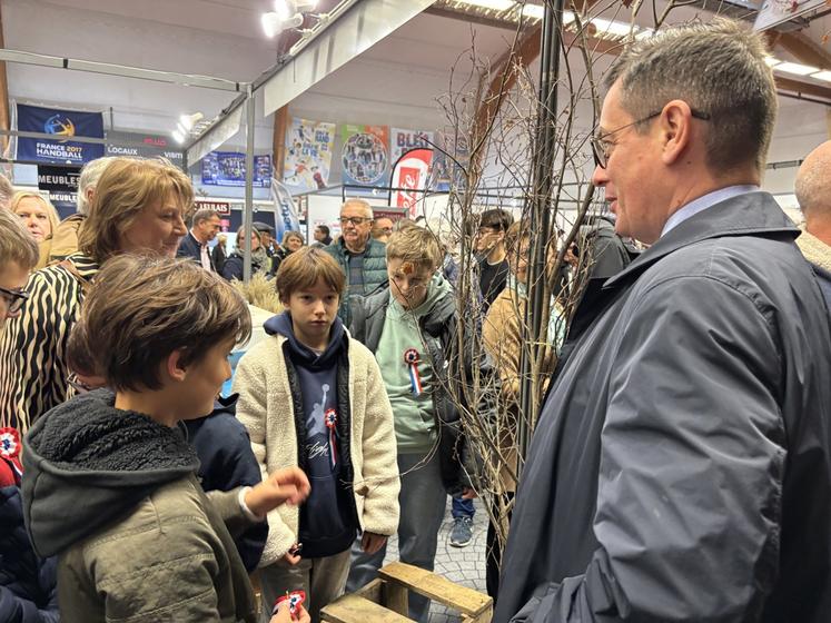 Le préfet de la Manche, Xavier Brunetière, avant de couper le ruban, a échangé avec les jeunes conseillers.