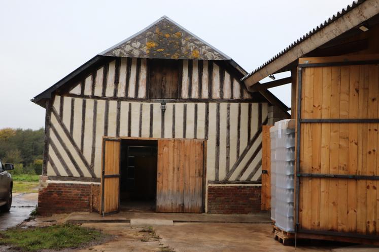 "La cuverie se situe dans l'ancienne salle de traite", remarque-t-il. Romain s'est installé en janvier dernier.