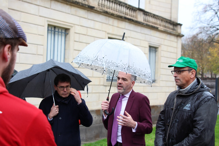 Stéphane Bredin est venu s'adresser aux manifestants aux alentours de 13 h 30. Il leur a assuré qu'une restitution des demandes formulées par les représentants syndicaux serait entendue par le Ministère le soir même.