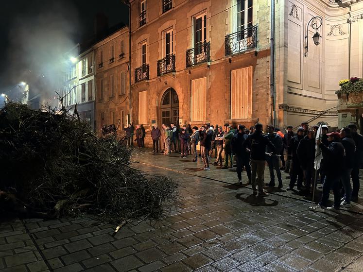 Une petite cinquantaine d'agriculteurs et quelques curieux se sont rassemblés devant les grilles de la préfecture de l'Orne.